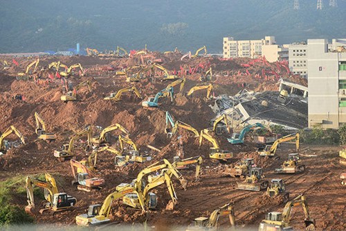 More than 170 excavators clean up debris on Tuesday that was left by a devastating landslide in Shenzhen, Guangdong province. HUANG WEIJUN/YANGCHENG EVENING NEWS