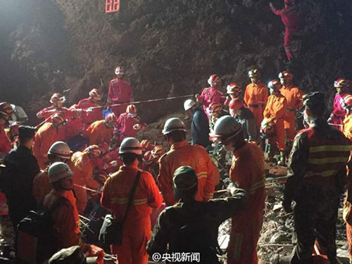 Rescuers try to pull out a survivor Wednesday. Photo/Weibo