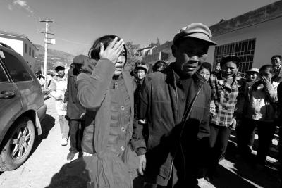 Qian Renfeng (L) and her father on their way home. (Photo: Beijing Times/Ouyang Xiaofei)