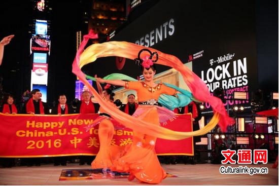 Chinese artists dance in Times Square on Dec 31, 2015. (Photo/Culturalink.gov.cn)