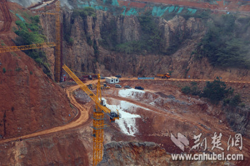 Construction of an ice theme park starts at the deserted mine pit. (Photo/cnhubei.com)