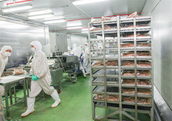 File photo taken on July 20, 2014 shows a meat production line at Husi Food Co. in Shanghai, east China.  (Photo: Xinhua/Ding Ting)