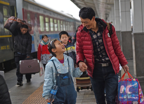 Zeng Zhiyue (L) met her father at a train station in Chongqing on Jan. 6, 2016. Her father works in a different province and can only meet her in the Spring Festival. (Photo: Xinhua/Chen Cheng)