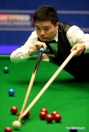 China's Ding Junhui competes during the first session of his second round match against Scotland's John Higgins at the 2015 World Snooker Championship at the Crucible Theatre in Sheffield, England on April 23, 2015. (Photo/Xinhua)