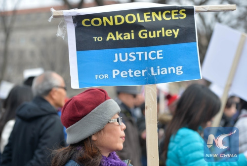 Hundreds of protesters on Saturday rallied around the Northeast Quadrant of the Washington Monument in the country's capital city, to support NYPD officer Peter Liang who was convicted of manslaughter earlier this month in the death of African-American man Akai Gurley.(Xinhua/Bao Dandan)