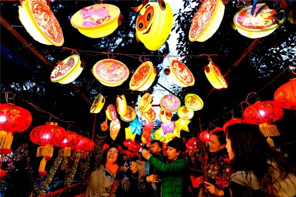 Wuhan uses recycled materials for lanterns