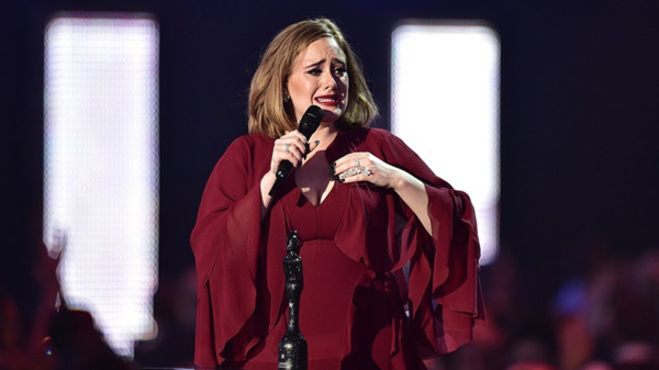 British singer Adele steals the show on Wednesday at the 2016 BRIT Awards in London. (Photo/CCTV.com)