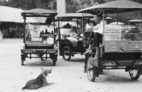 It's convenient to travel by tuk tuk. (Photo by Xu Lin/China Daily)