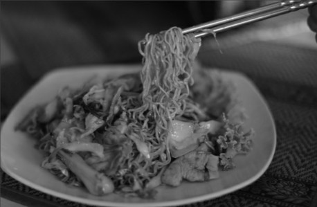 Fried instant noodles is a common street food in the SiemReap. (Photo by Xu Lin/China Daily)