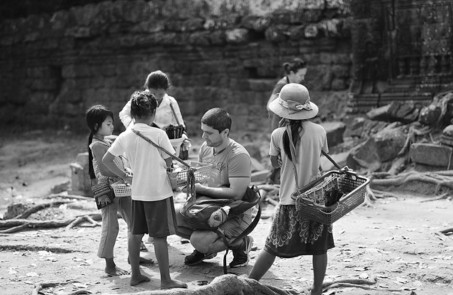 Kids touted cheap souvenirs in a temple. (Photo by Xu Lin/China Daily)