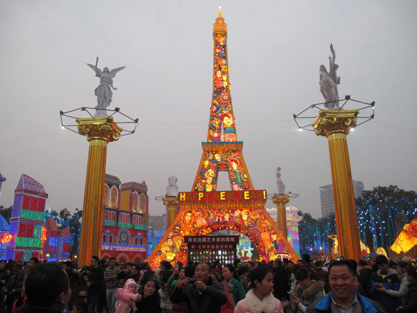 Lanterns feature the Eiffel Tower. (Photo by Huang Zhiling/chinadaily.com.cn)