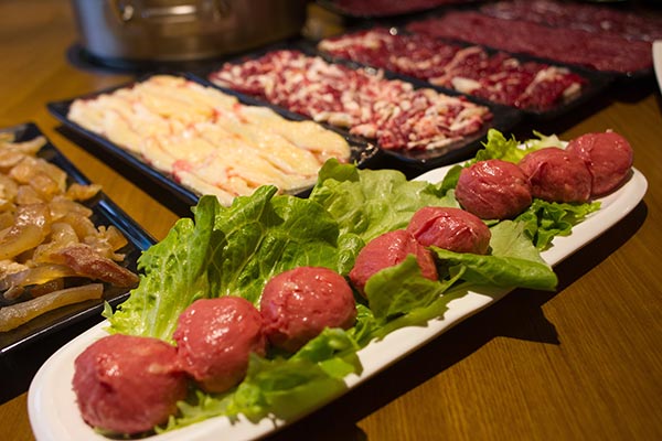 Chaoshan beef hotpot restaurants become popular in Shanghai because of the strict selection of beef and cutting rules. (Photo by Gao Erqiang/China Daily)