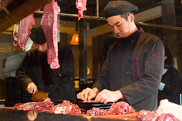 Chaoshan beef hotpot restaurants become popular in Shanghai because of the strict selection of beef and cutting rules. (Photo by Gao Erqiang/China Daily)