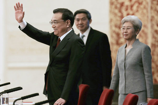 Premier Li Keqiang greets journalists at the news conference after the closing meeting of the fourth session of China's 12th National People's Congress at the Great Hall of the People in Beijing, March 16, 2016. (Photo by Xu Jingxing/chinadaily.com.cn)