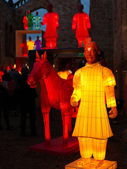 China's Terracotta warrior lanterns are exhibited at the Ibero-American Theater Festival, one of Colombia's most important cultural events. (Photo/CCTV.com)