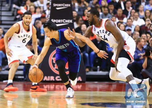 Patrick Patterson (R) of Toronto Raptors competes with Jeremy Lin of Charlotte Hornets during an NBA game at Air Canada Centre in Toronto, Canada, April 5, 2016. (Xinhua/Zou Zheng)