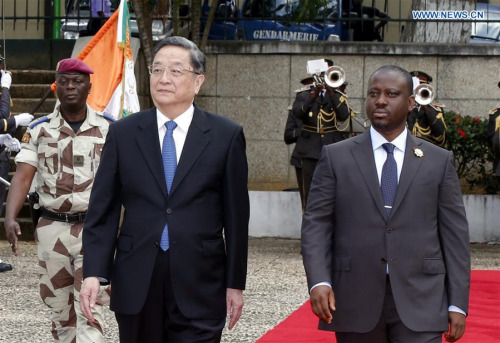 Yu Zhengsheng (L front), chairman of the National Committee of the Chinese People's Political Consultative Conference, attends a welcoming ceremony before talks with Cote d'Ivoire's Parliament Speaker Guillaume Soro in Abidjan, Cote d'Ivoire, April 14, 2016. (Photo: Xinhua/Ju Peng)