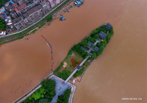 Photo taken on April 18, 2016 shows the Shigu Academy besieged by rising water on the Xiangjiang River in Hengyang City, central China's Hunan Province. Heavy rain and hailstorm have battered the province over the past few days, leaving four people killed and about 387,000 people affected. (Photo: Xinhua/Peng Bin)