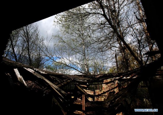  Photo taken on April 19, 2016 shows deserted house in Chernobyl, Ukraine. Chernobyl, a place replete with horrific memories in northern Ukraine, close to Belarus, is now open to tourists, almost 30 years to the date after a nuclear power plant there exploded. (Xinhua/Chen Junfeng)