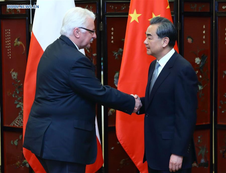 Chinese Foreign Minister Wang Yi (R) meets with Polish Foreign Minister Witold Waszczykowski in Beijing, capital of China, April 26, 2016. (Photo: Xinhua/Ding Haitao) 