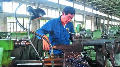 Geng Jiasheng at work. (Guangming Daily)