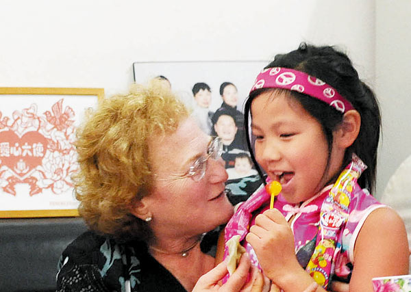 Beth Alpert and her adopted daughter Yang Yingying also returned to Anhui at the same time looking for the girl's biological mother. Dai Wenxue / For China Daily