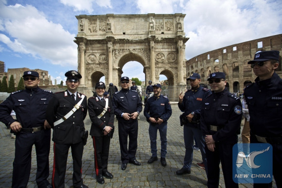 Chinese police Pang Bo (4th L), Shu Jian (1st L), Li Xiang (1st R) and Sa Yiming (2nd R), together with four Italian police, pose for a photo outside the Arch of Constantine in Rome, Italy, May 2, 2016. (Photo: Xinhua/Jin Yu) 