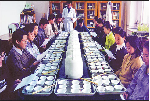 Tasters prepare for a rice tasting session at the China National Rice Research Institute in Hangzhou, Zhejiang province.Provided To China Daily