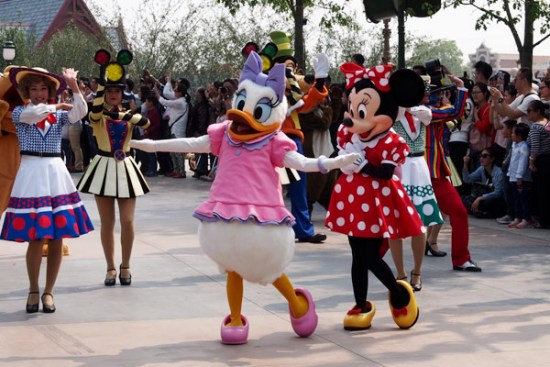 Shanghai Disneyland holds a parade for visitors on Wednesday during a trial run before the amusement park opens to the general public on June 16.(Photo/Xinhua)