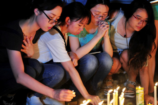 Guangzhou citizens take part in a candlelight vigil for Chen Zhongwei, a doctor who died of a multiple stabbing by one of his former patients.(Photo by Chen Jimin/China Daily)