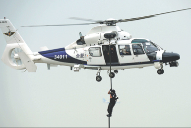 Members of a SWAT team rehearse landing from a AC312 police helicopter during an aviation exhibition in Tianjin last year.  (Photo by Liu Yang/China Daily)