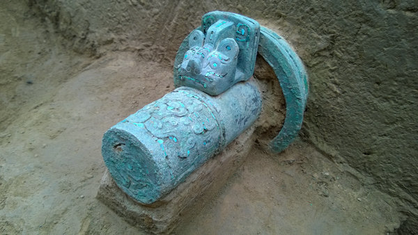 A bronze carriage component called xia wei from the Zhouyuan site in Shaanxi province. (Photo provided to China Daily)