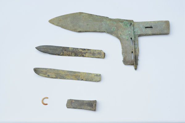 Bronze objects unearthed from the Sifangtang site in Hubei province. (Photo provided to China Daily)