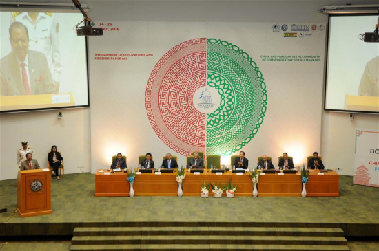 Pakistani President Mamnoon Hussain (L) addresses the opening session of the Beijing Forum-Islamabad 2016 at the National University of Sciences and Technology (NUST) in Islamabad, capital of Pakistan, May 24, 2016. (Photo: Xinhua/Ahmad Kamal)