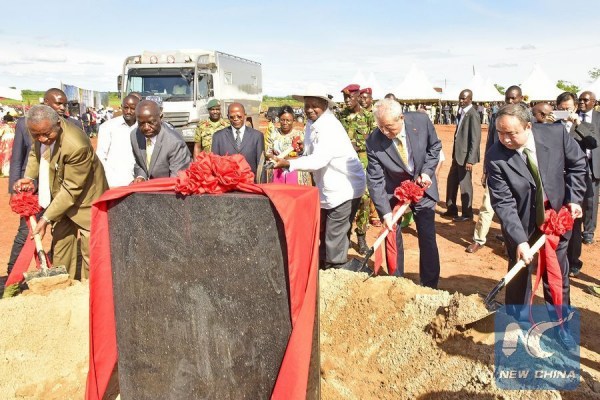 Ugandan President Yoweri Kaguta Museveni (C), Vice President Kiwanuka Sekandi (2nd L), Chinese Ambassador to Uganda Zhao Yali (2nd R) and other delegates take part in the ground breaking ceremony of the China -- Uganda Agricultural Industrial Park in Luweero, Uganda, April 26, 2016. (Photo: Xinhua/Joseph Kiggundu)