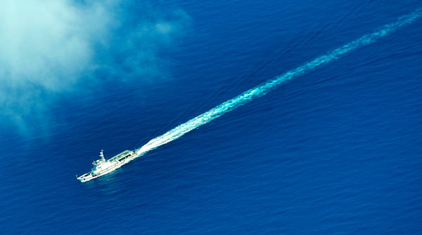 An aerial photo taken on Sept 25, 2015 from a seaplane of Hainan Maritime Safety Administration shows cruise vessel Haixun 1103 heading to the Yacheng 13-1 drilling rig during a patrol in the South China Sea. (Photo/Xinhua)