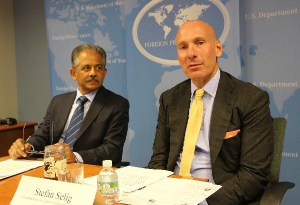 Vinai Thummalapally (left), executive director of SelectUSA and Stefan Selig, US under-secretary of commerce for international trade, talk to reporters about the 2016 SelectUSA Investment Summit in a briefing at the Washington Foreign Press Center on Wednesday.Photo by Chen Weihua/China Daily