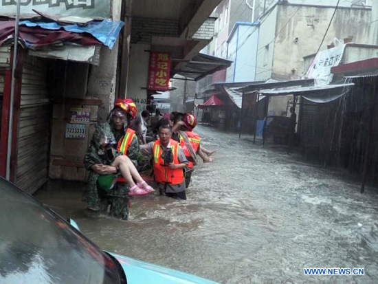 The photo taken with a cellphone on June 19, 2016 shows rescuers transferring trapped residents in Dawu County of Xiaogan City, central China's Hubei Province. Parts of Hubei witnessed torrential rainfall Sunday. (Xinhua/Wang Jida)