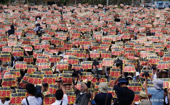 Protestors hold placards during the rally for the women murdered by U.S. military personnel in Okinawa, in a park in Naha, the capital city of Okinawa, Japan, June 19, 2016. (Xinhua/Shen Honghui)