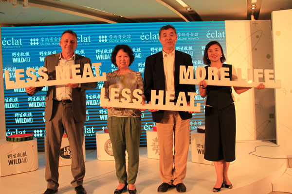 Peter Knights (Left), executive director of WildAid, Li Junfeng (Second Right), Director General of China's National Center for Climate Change Strategy and International Cooperation, Yang Yuexin (Second Left), President of Chinese Nutrition Society, at the release of 5 To Do Today report in Beijing on June 20, 2016. (Photo/chinadaily.com.cn)