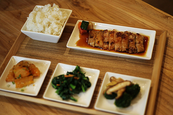 A lunch set at an Obentos restaurant in Beijing.[Guan Xin/China Daily]