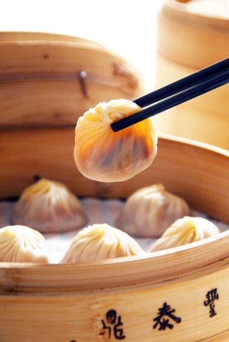 Xiaolongbao (steamed pork dumplings), a favorite Shanghai treat that has become popular at home and abroad, is a signature dish served in Din Tai Fung, a chain Chinese restaurant. PROVIDED TO CHINA DAILY