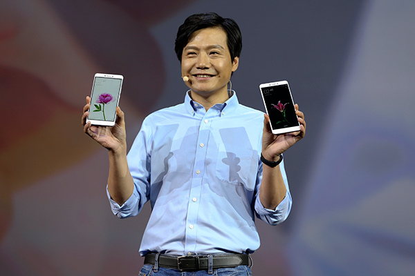 Xiaomi founder and CEO Lei Jun demonstrates his company's big-screen smartphones last month in Beijing. (Photo/China Daily)