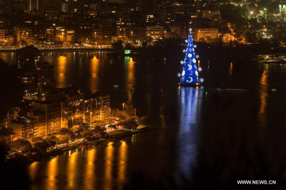 This file photo shows a Christmas tree at Rodrigo de Freitas Lagoon in Rio de Janeiro, Brazil on Dec. 15, 2014. The Rio 2016 Olympic Games will be held from August 5 to 21. (Photo/Xinhua)