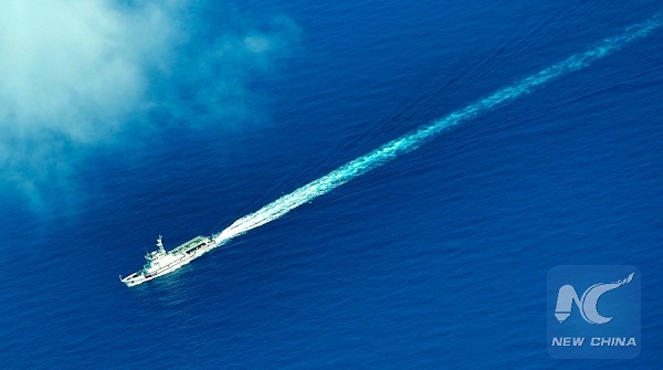 An aerial photo taken on Sept. 25, 2015 from a seaplane of Hainan Maritime Safety Administration shows cruise vessel Haixun 1103 heading to the Yacheng 13-1 drilling rig during a patrol insouth China Sea. (Photo:Xinhua/Zhao Yingquan)