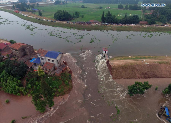 An aerial photo taken on July 10, 2016 shows inundated areas after a dike breach in Huarong County, central China's Hunan Province.  (Photo: Xinhua/Li Ga)