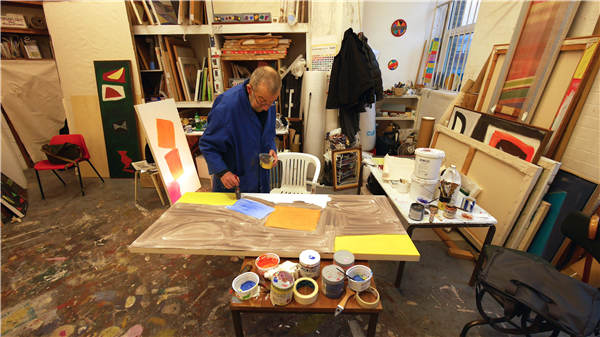 John McLean works in his studio in London. The British abstract painter's works are now on display in Beijing. Photos provided to China Daily