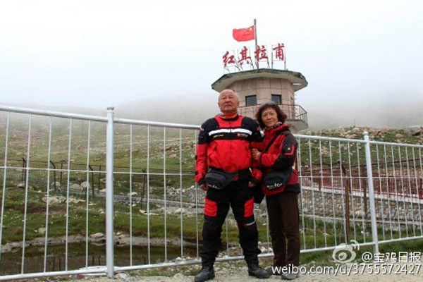 Wang Jianwei and his wife Zhang Youzhen pose during their motorcycle trip in July, 2015. (Photo/weibo)