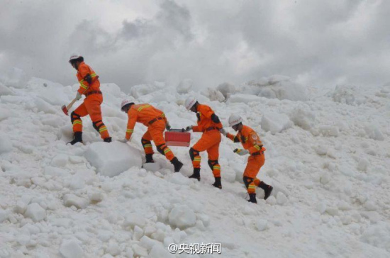 Rescuers search for nine residents missing in an ice avalanche at a village in Ngari Prefecture in the far west of Tibet Autonomous Region, July 19, 2016.  (Photo/Weibo of CCTV)