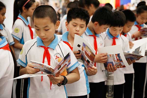 One of its latest shows, Robert Rauschenberg in China, draws a big crowd of young visitors. (Photo provided to China Daily)